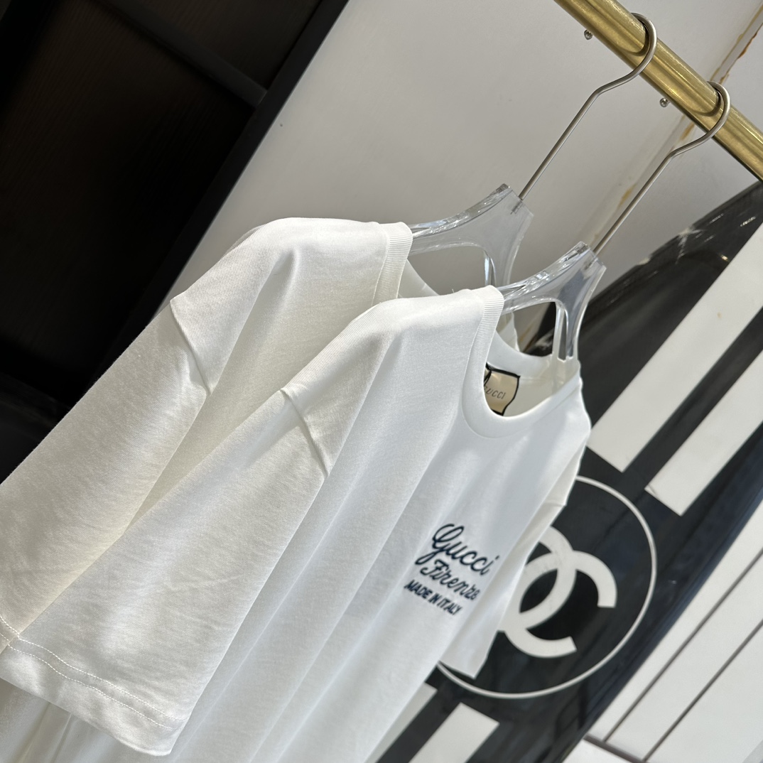 T-Shirt aus Baumwoll-Jersey mit Logostickereien